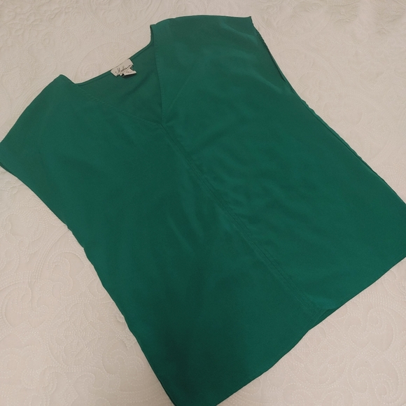 Green cap sleeve v-neck blouse🌿 - Picture 2 of 5